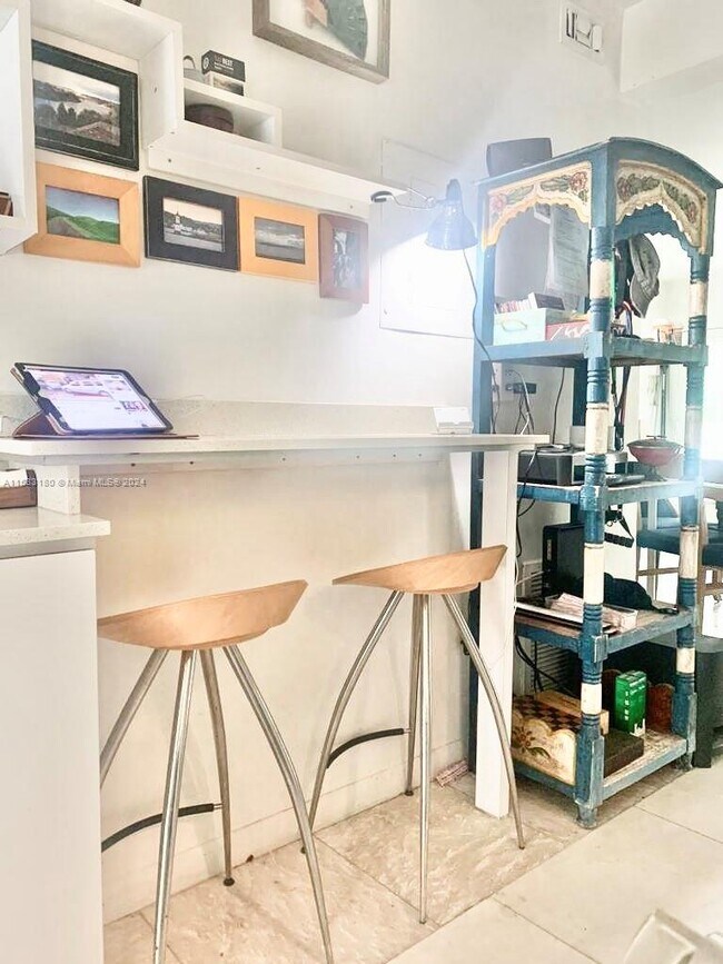 Foto del edificio - 8540 Byron Ave