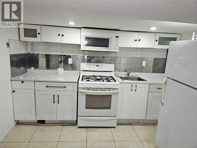 Building Photo - 987 McKay Ave