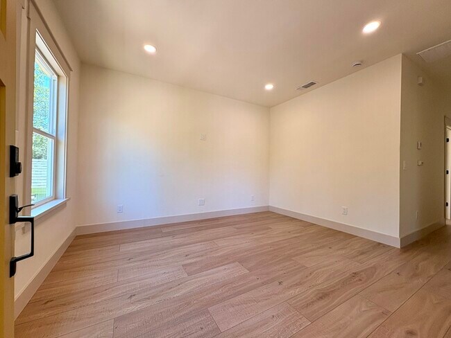 Foto del edificio - Beautifully updated 2/1 in North Oak Park! Located Close to UC Davis Med Center + MgGeorge Law Sc...