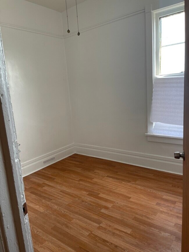 Building Photo - 4417 W Gladys Ave