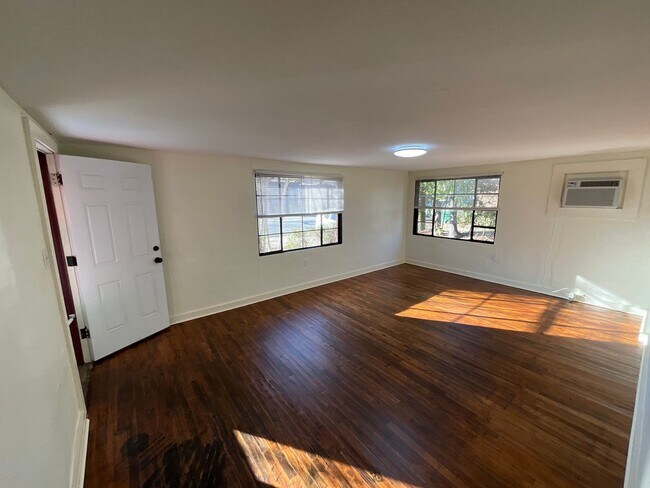 Building Photo - Bright & Beautiful Downstairs Apartment in Marianna