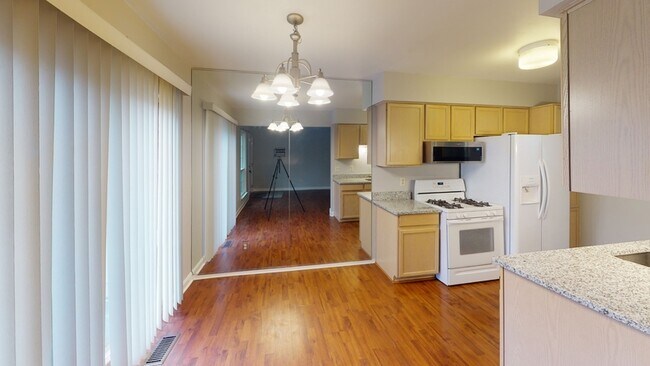 Foto del edificio - 3044 Forest Creek Ct