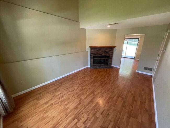 Foto del edificio - Spacious, 2 bedroom 1.5 bath with open lof...