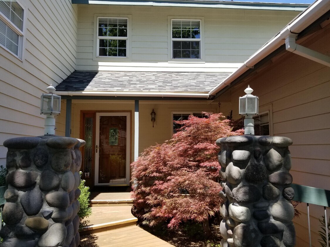 Foto principal - 2350 NE Lakeridge Dr