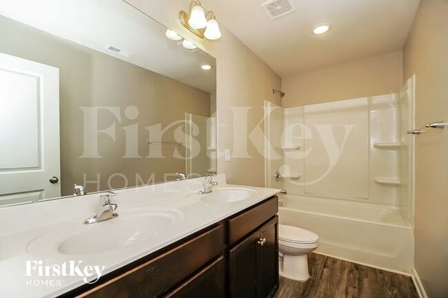 Building Photo - 3219 Newell Vlg Dr