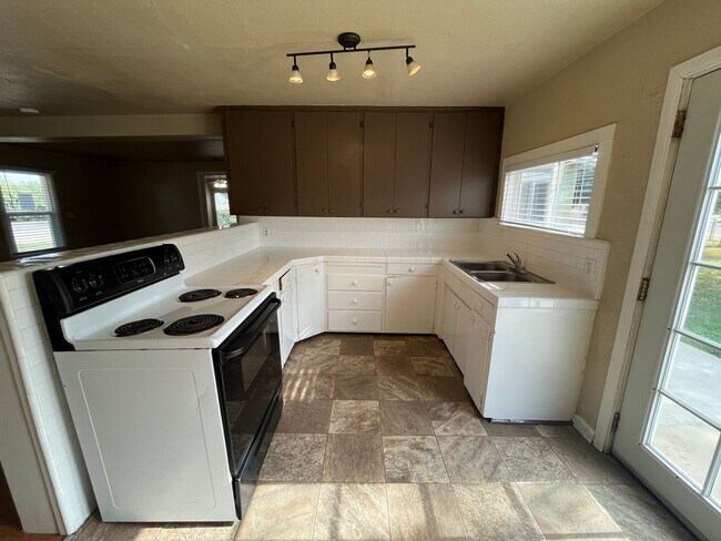 Foto del edificio - Strathmore House, Move In Ready!