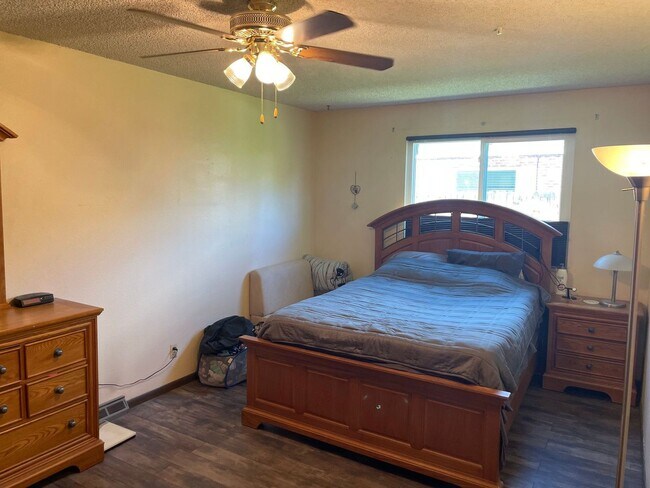 Building Photo - $500 Move in incentive! Cozy 2 bedroom/2ba...