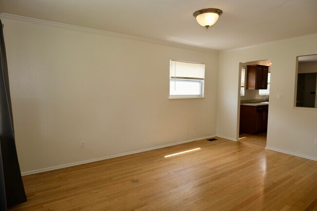 Building Photo - 433 W Otis Ave