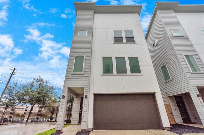 Building Photo - 1308 Hussion St