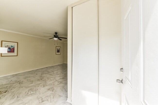 Foto del edificio - 5917 Fairdale Ln