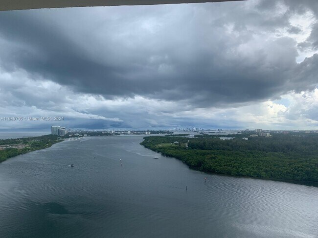 Foto del edificio - 300 Bayview Dr