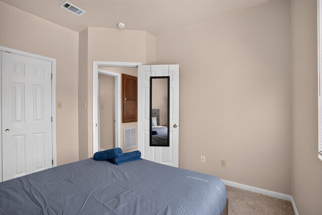 Building Photo - 115 S Lhs Dr