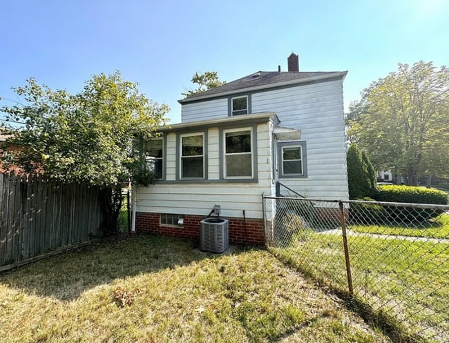 Photo - 824 E 236th St House