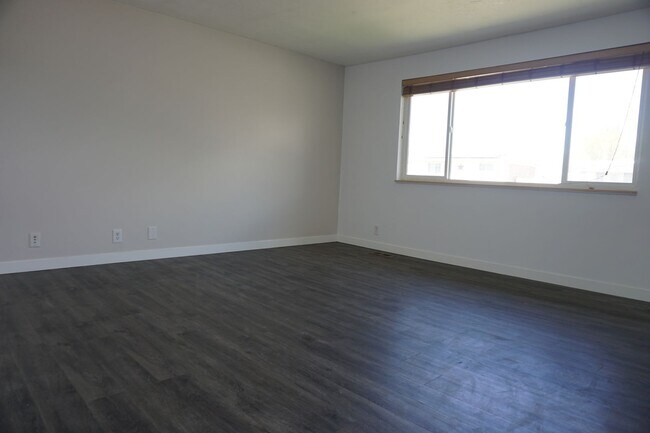 Building Photo - 4 Bedroom 2 Bath West Jordan Home