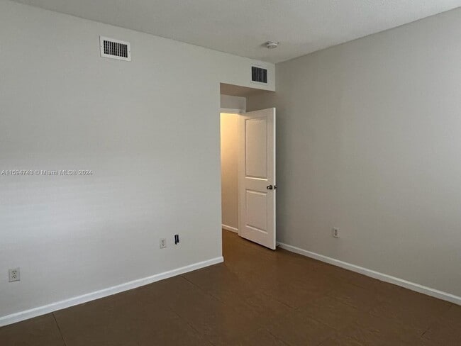 Building Photo - 6020 W Sample Rd