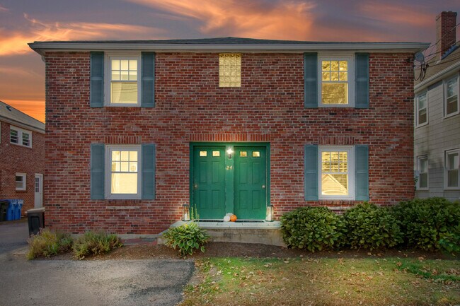 Exterior - Apt 4 es la ventana superior derecha - 24 Gill Rd