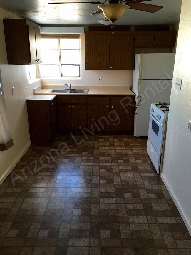 Foto del edificio - 2435 Emerson Ave
