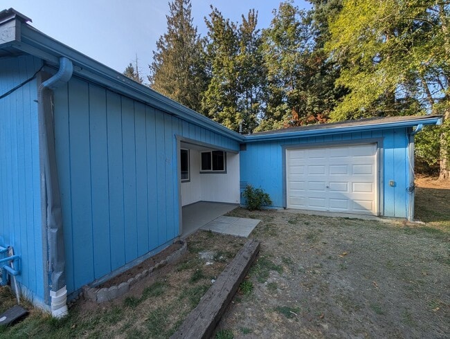 Building Photo - Large, Remodeled 2 Bedroom Duplex Unit on ...