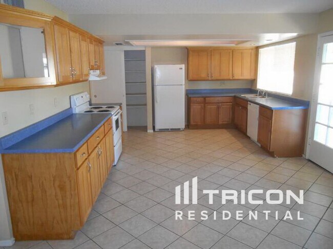 Building Photo - 712 W Gary Dr
