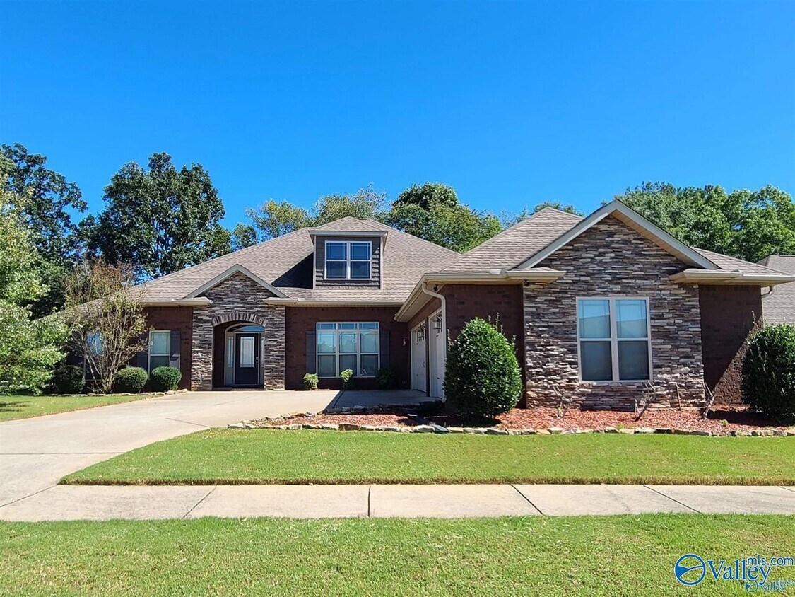 Foto principal - 7926 Gabriela Dr NW