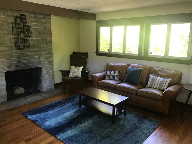 Sala de estar - Chimenea - 3031 Fulton St