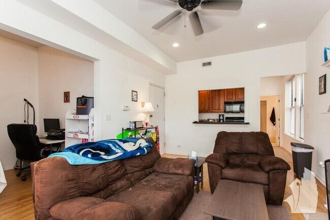 Foto del edificio - 2544 N Burling St