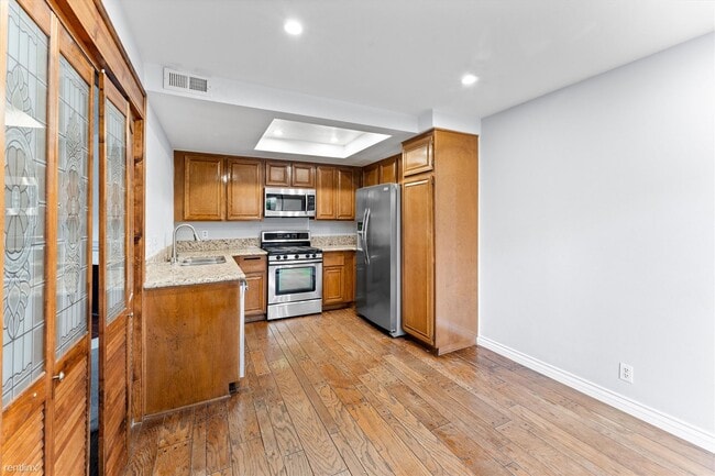 Building Photo - 2 br, 1.5 bath Townhome - 444 South Tustin...
