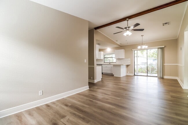 Building Photo - 490 Stremma Rd