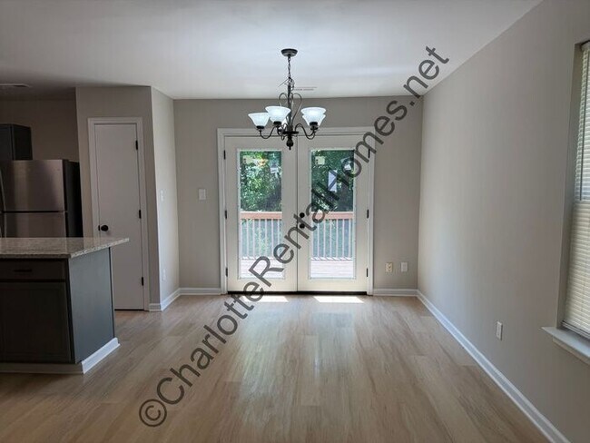 Foto del edificio - Updated 3 bedroom home in Concord with new kitchen & flooring!