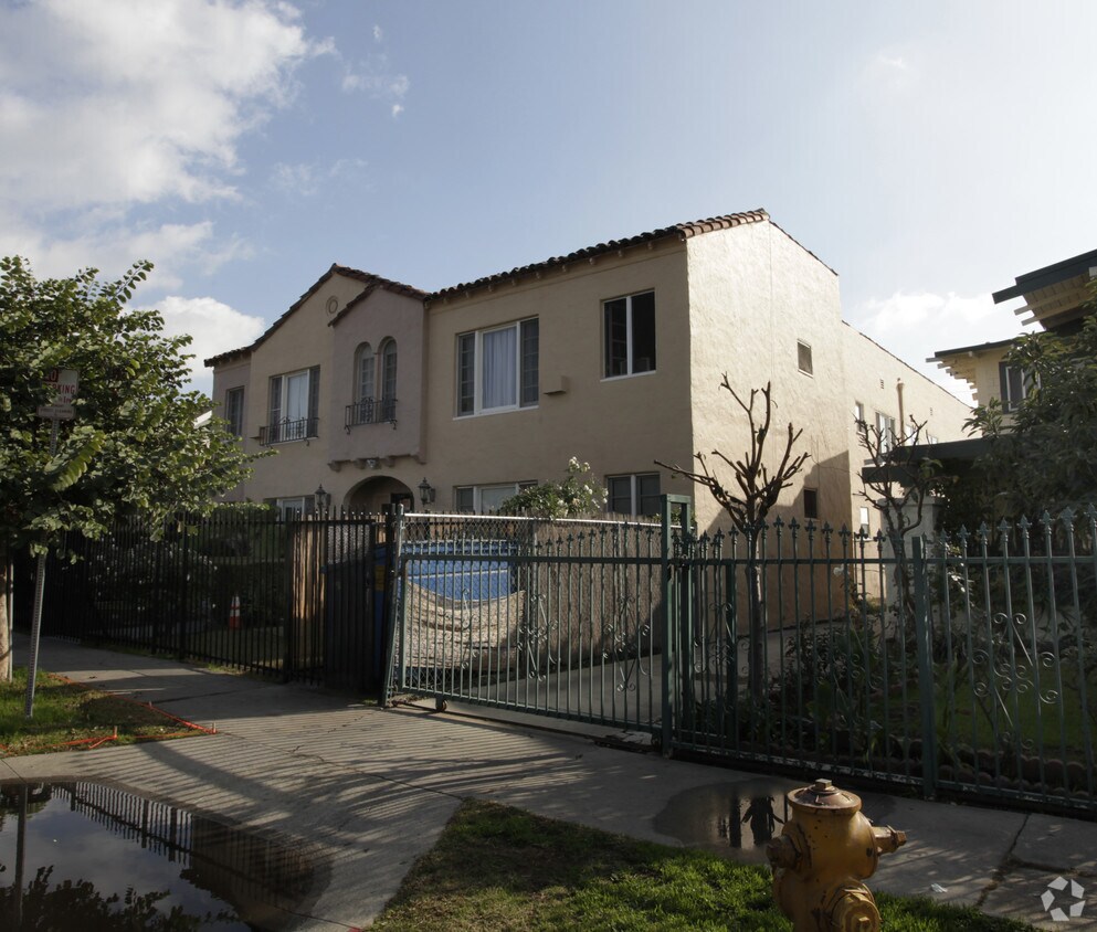 Primary Photo - Le Claire Apartments