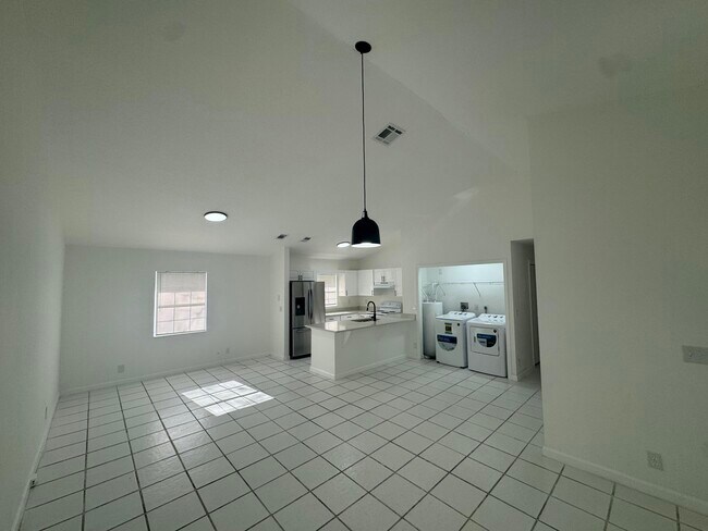 Building Photo - 1046 Goldenrod Rd