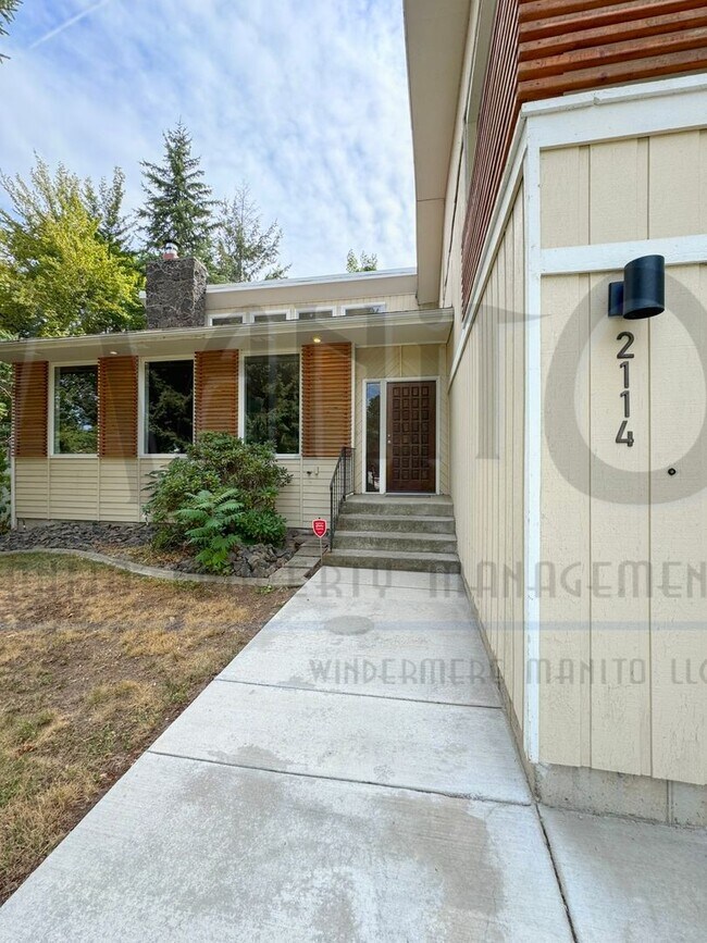 Building Photo - Entertainer's Delight - Sprawling South Hi...