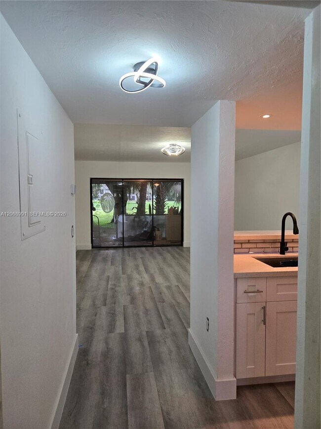 Building Photo - 2123 Golfside Village Dr