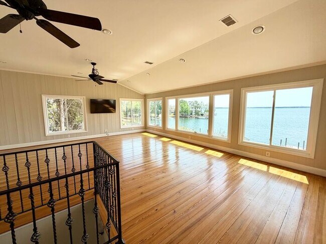 Foto del edificio - Lake Murray - Irmo - Offering Self Guided Tour with RENTLY!