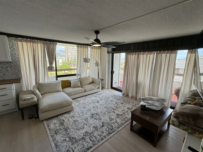 Building Photo - 2BR/2BA/1PK in Waikiki