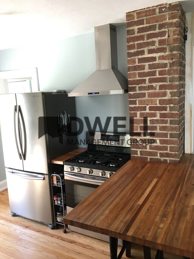 Building Photo - 3 Bedroom Close to Downtown! **ZERO DOLLAR...