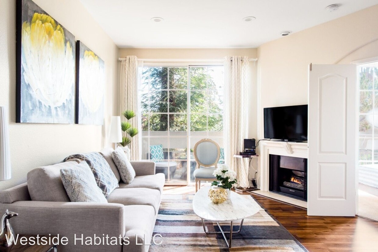 Primary Photo - 114 N Doheny Dr