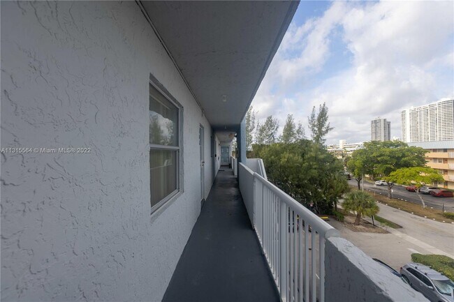 Foto del edificio - 3868 NE 169th St  405 North Miami Beach Fl...
