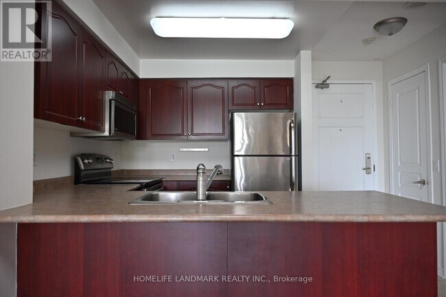 Photo du bâtiment - 330-330 Red Maple Rd