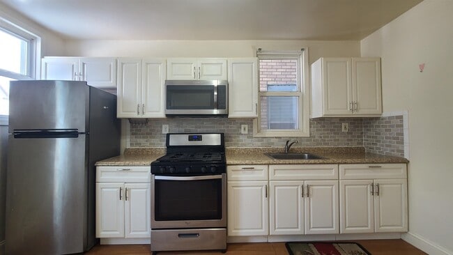 Foto del edificio - 32 Armstrong Ave