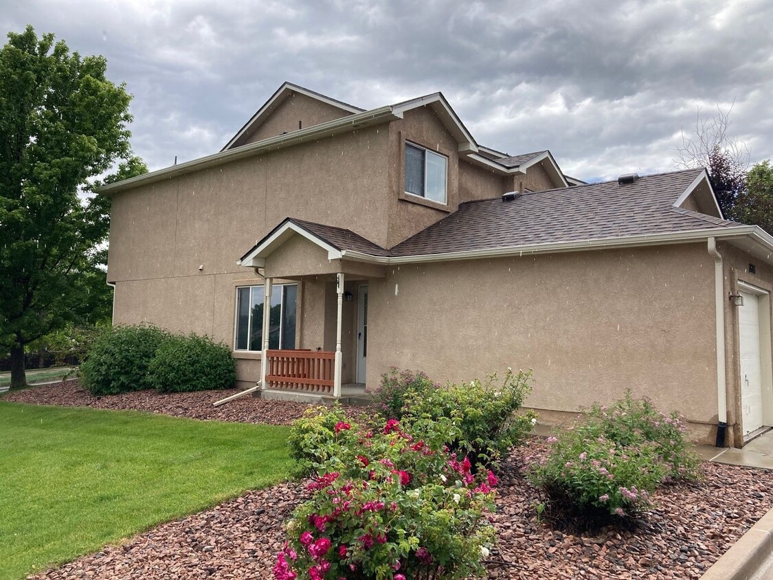 Primary Photo - 2 Bedroom End Unit Townhome in D20!