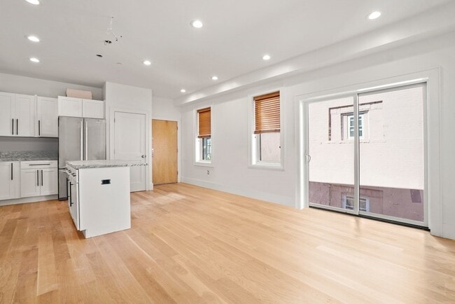 Building Photo - 37 Fleet St