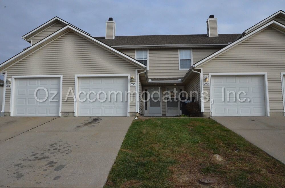 Primary Photo - 201 NE Dogwood Unit C, Oak Grove, MO 64075