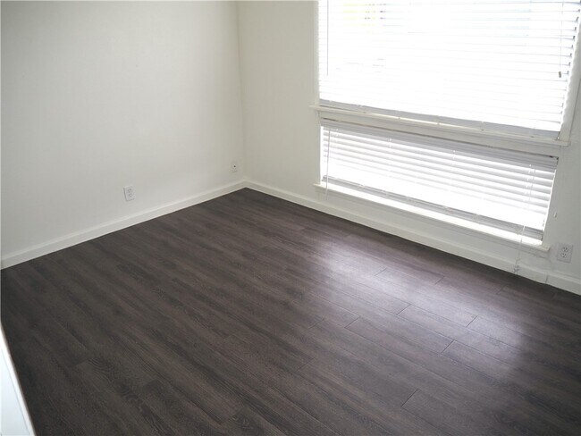 Building Photo - 1200 E 52nd St