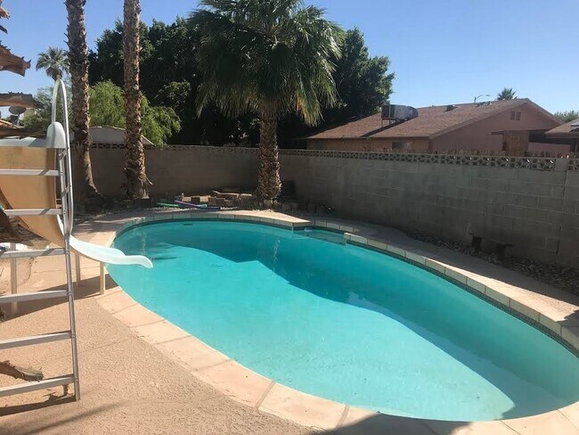 Foto del edificio - Pool home in the Crane area