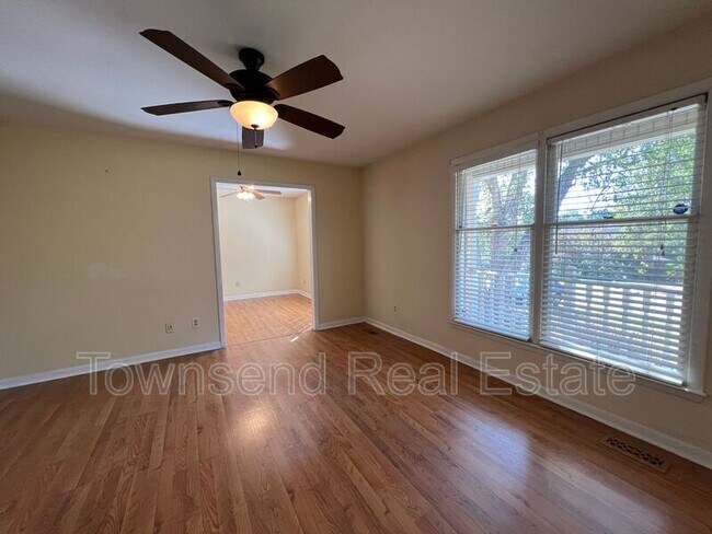 Foto del edificio - 6204 Lakehaven Dr