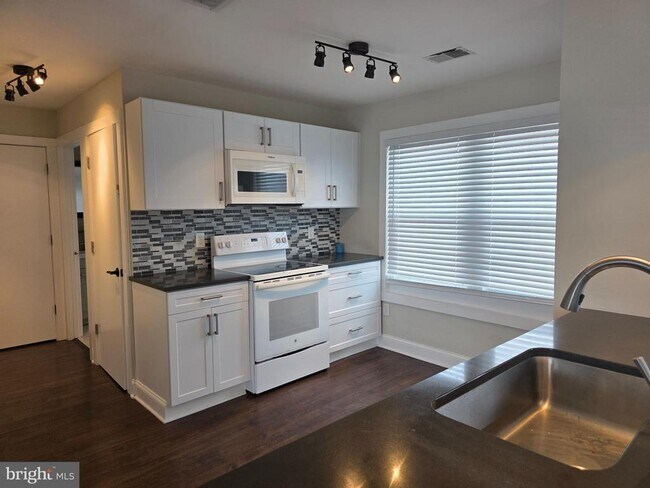 Foto del edificio - 5230 Breezy Point Rd