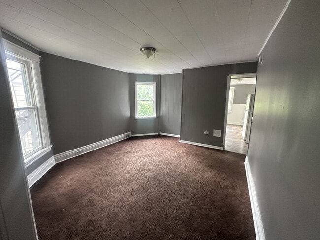 Building Photo - Stylish 3-Bedroom Unit with Private Entran...