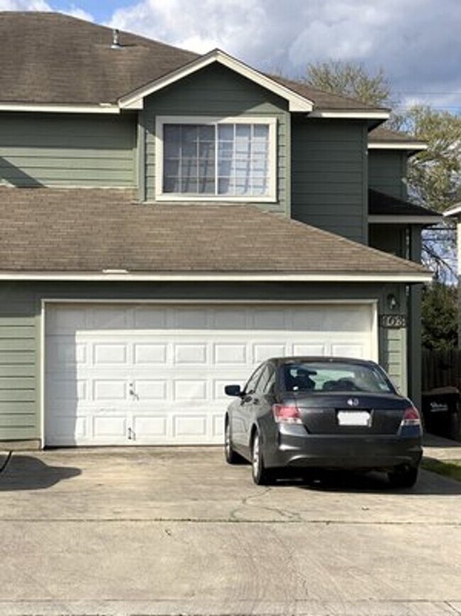 Building Photo - 3 Bed 3.5 Bath Duplex on TXST Bus Route!