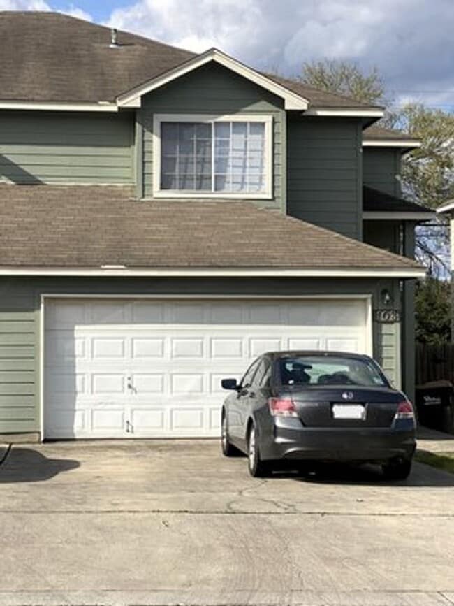 Foto del edificio - 3 Bed 3.5 Bath Duplex on TXST Bus Route!